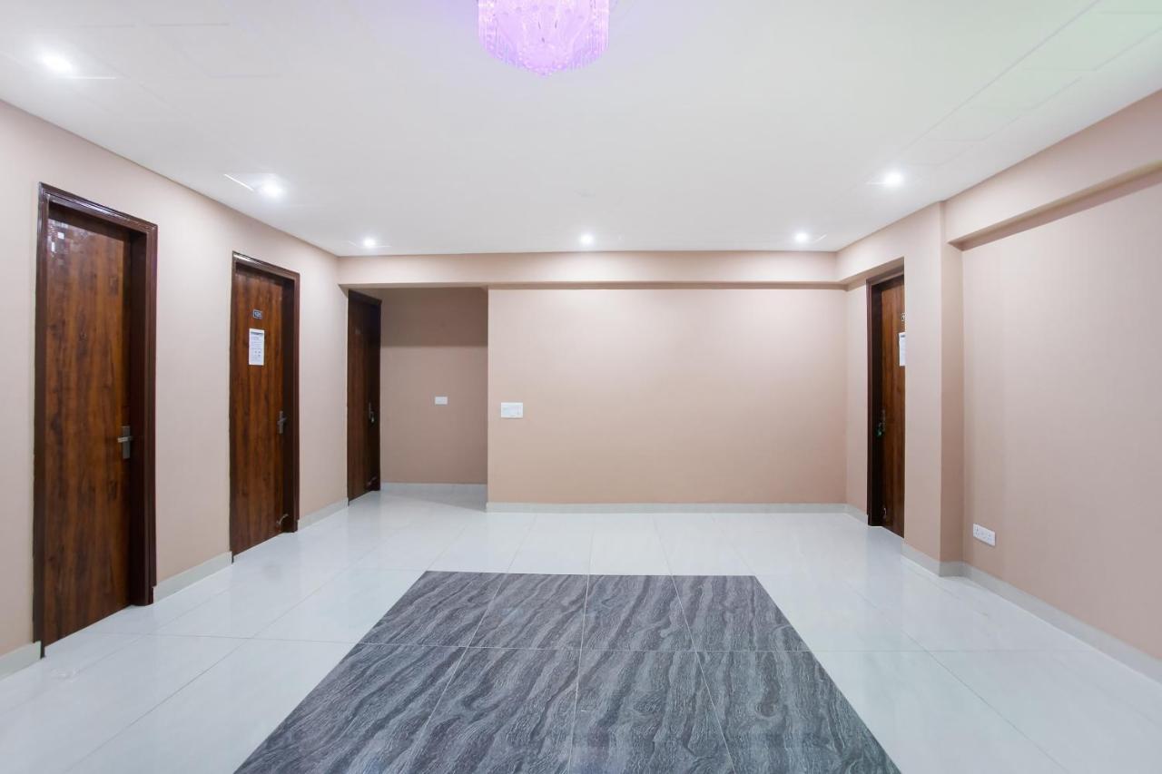 Отель Capital O Harish Residency Гургаон Экстерьер фото